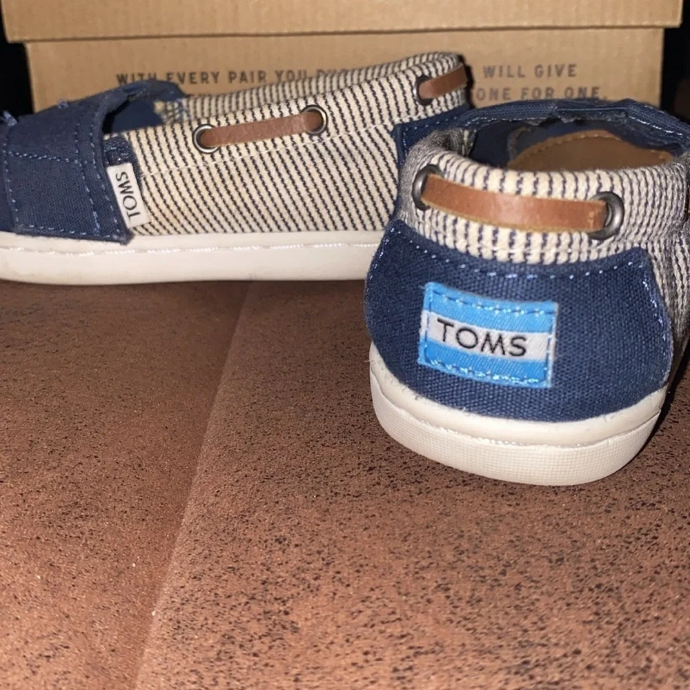 Tom’s little kids canvas slip ons - great condition